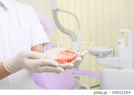 入れ歯と歯医者の手 入れ歯と歯医者の手 19932264