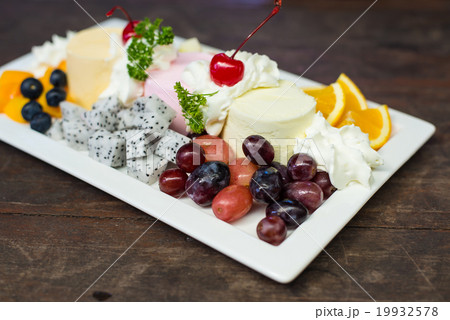 Ice cream dessert 19932578