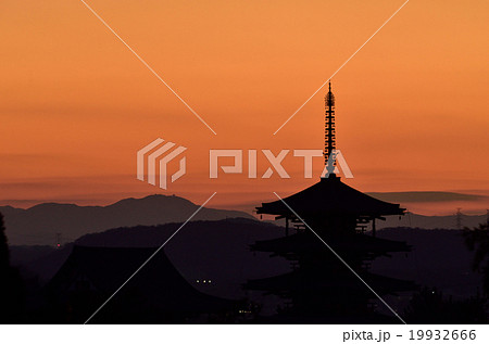 夕焼けの法隆寺五重塔の写真素材 [19932666] - PIXTA