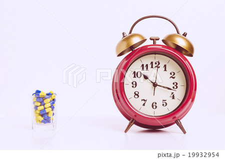 Red retro alarm bell clock in vintage tone Red retro alarm bell clock in vintage tone 19932954