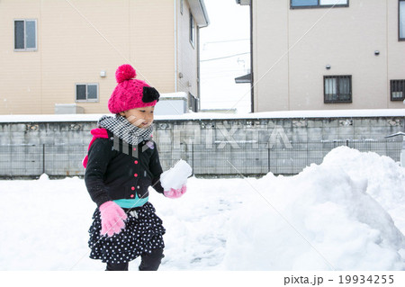 雪遊びをする女の子 19934255
