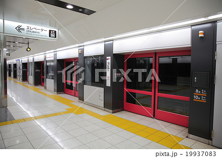 京王線 布田駅のホーム ホームドアの写真素材