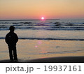 初日の出と男の子 19937161