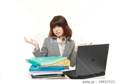 残業に辟易するビジネスウーマン 19937521