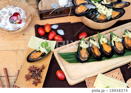 Mussel bake, sprinkle with cheese is delicious. Mussel bake, sprinkle with cheese is delicious. 19938374