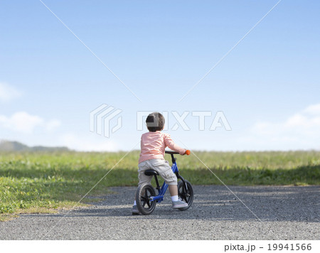 自転車に乗った子供の後ろ姿 自転車に乗った子供の後ろ姿 19941566