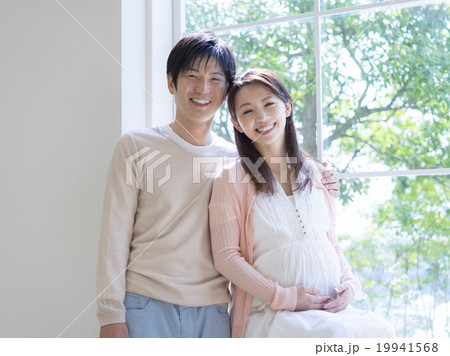 窓辺で寄り添う夫婦 19941568