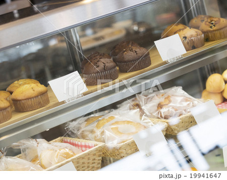 ショーケースに並ぶお菓子 19941647