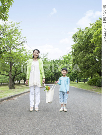 買い物袋を持つ親子 買い物袋を持つ親子 19941649