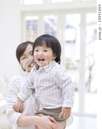 母親にだっこされた子供 母親にだっこされた子供 19941664