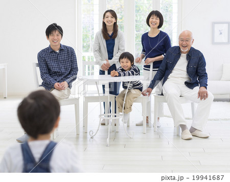 椅子に座る3世代家族 19941687