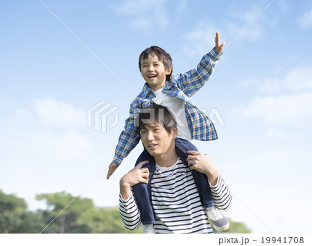 肩車をする父と子 19941708