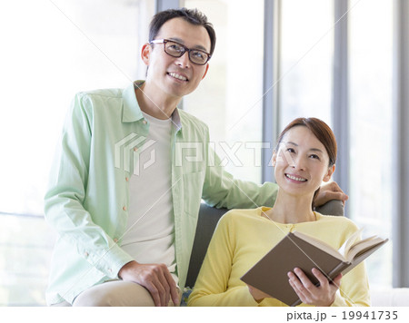 見上げる夫婦 19941735