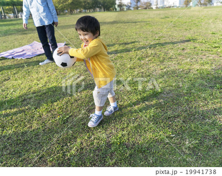 ボールを持った男の子 ボールを持った男の子 19941738