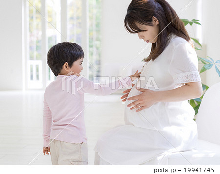 妊娠中の母と向かい合う息子 19941745