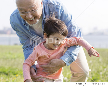 孫と遊ぶ祖父の写真素材