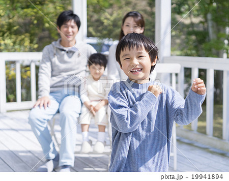 笑顔の男の子とベンチに座る家族 19941894