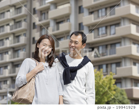 外出する夫婦 19941929