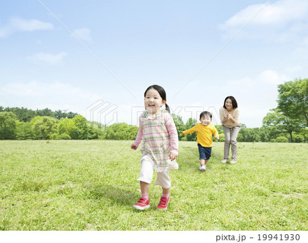 草原を走る子供 19941930