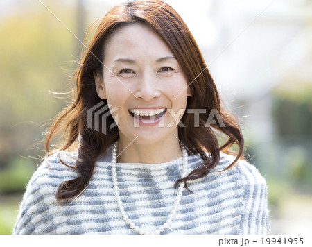 笑顔のミドル女性 19941955