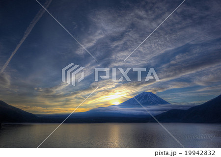mt. Fuji sunrise from motosuko 19942832