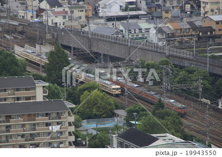 ［JR-B］京都市内を行く湖西線113系・117系（国鉄カラー並び） 19943550