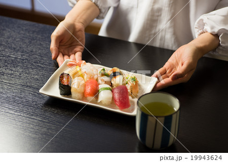 寿司　お茶　提供シーン 19943624