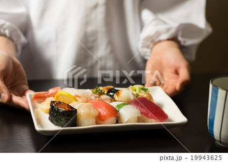 寿司 お茶 提供シーン 寿司 お茶 提供シーン 19943625