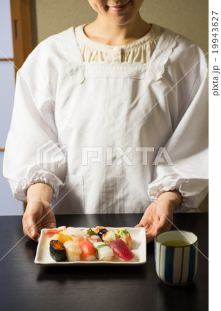 寿司　お茶　提供シーン 19943627