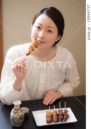 飲食シーン　女性 19944737