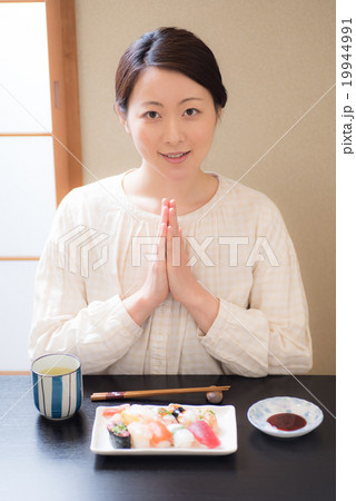 飲食シーン　女性 19944991