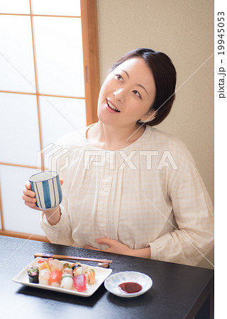 飲食シーン 女性 飲食シーン 女性 19945053