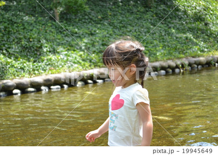 夏　水遊び　女の子 19945649