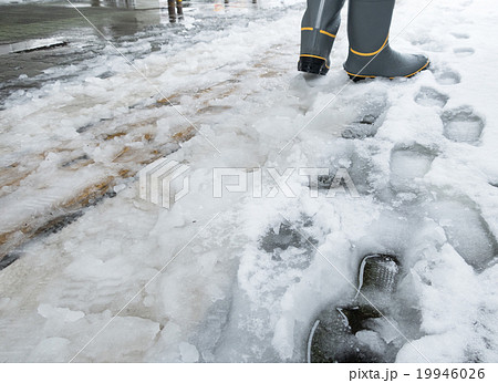 雪道 悪路を歩く 雪道 悪路を歩く 19946026