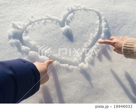 雪 ハートの写真素材