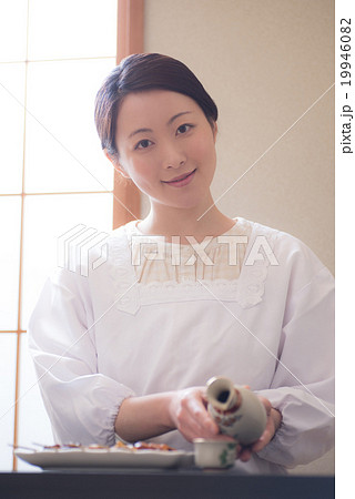 女将さん お酌シーン 女将さん お酌シーン 19946082