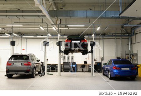 Car repair shop 19946292