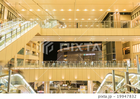 大阪駅～グランフロント大阪風景 19947832