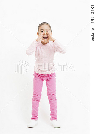 叫ぶ女の子　大声　呼ぶ　小学生の女の子　全身　女の子　小学生 19948131