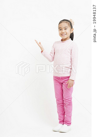指さし女の子 指差し 小学生の女の子 全身 女の子 小学生 指さし女の子 指差し 小学生の女の子 全身 女の子 小学生 19948137