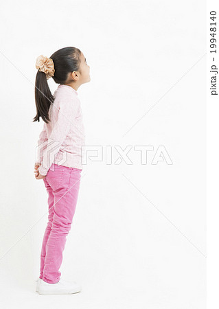 うしろ姿の女の子 後ろ姿 小学生の女の子 全身 女の子 小学生の写真素材 19948140 Pixta