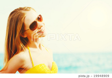beautiful young woman in sunglasses summer  beach 19948909
