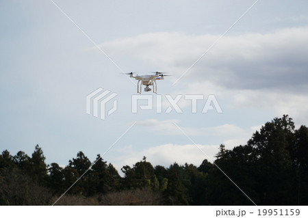 飛んでいるドローン 飛んでいるドローン 19951159
