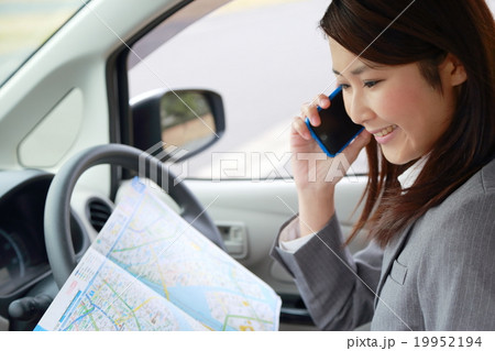 営業 運転免許 仕事 スーツ 車 (女性 軽自動車 運転手 ビジネスウーマン 地図 マップ スマホ) 19952194