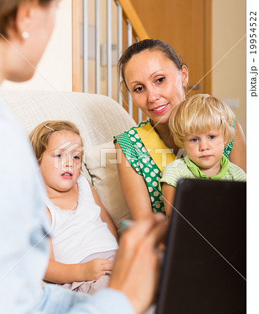 Agent consulting woman with kids 19954522