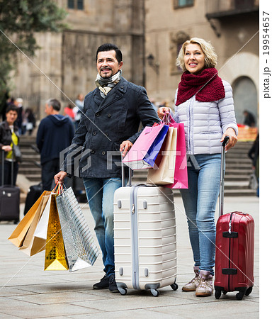 Senior tourists with shopping bags 19954657