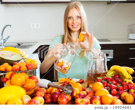 woman making fresh beverages from fruits woman making fresh beverages from fruits 19954681