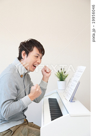 演奏 ピアノ 楽器 音楽 (男性 オルガン チェンバロ MIDI シンセサイザー 鍵盤 作曲) 19956046