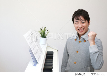 演奏 ピアノ 楽器 音楽 (男性 オルガン チェンバロ MIDI シンセサイザー 鍵盤 作曲) 19956050