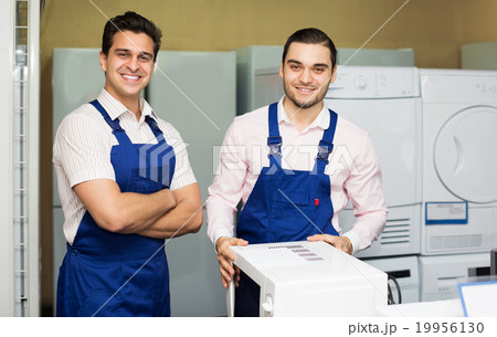 Workers working at household Workers working at household 19956130